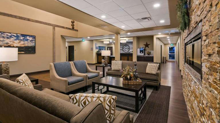 Best Western Plus Lacombe Inn & Suites — photo 2