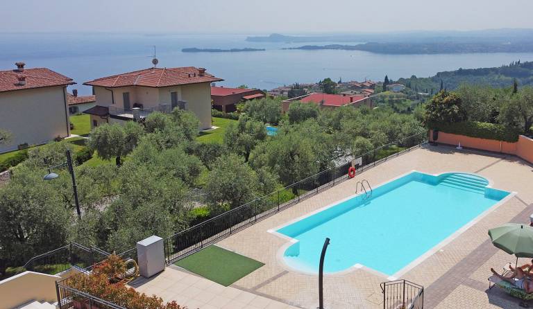 Fully equipped lovely rental apartment with terrace & pool | Pet-friendly in Gardone Riviera