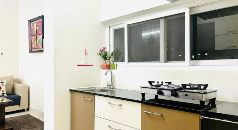 Charming serviced apartment with yard & patio | Pets allowed — photo 4