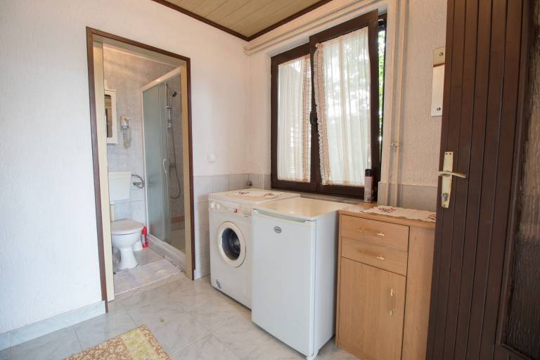 Beautiful rental apartment with garden, BBQ & patio | Garden view | Pets allowed — photo 4