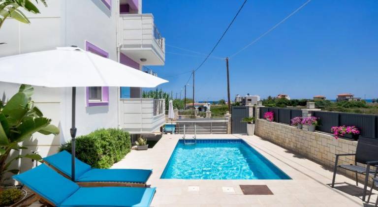 Villa with pool in Platanias