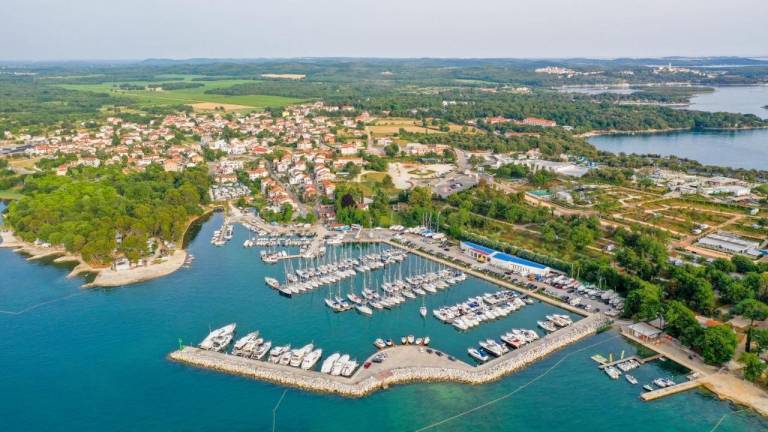 Apartment with barbecue, yard & terrace in Porec