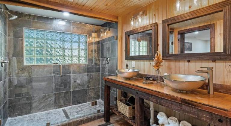House with jacuzzi — photo 2