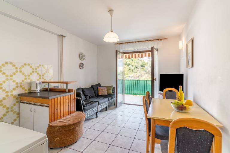 Holiday apartment with yard, terrace & barbeque — photo 2