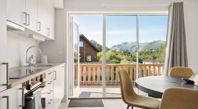 Seaview and private roof top terrace with jacuzzi in Lofoten — photo 3