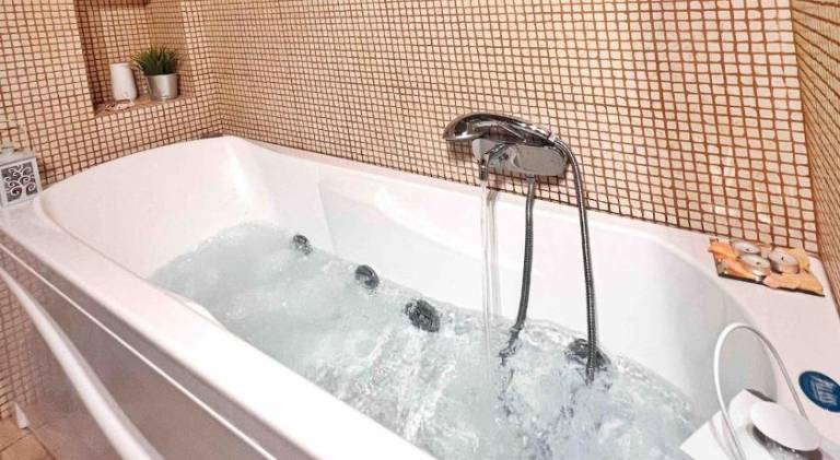 Apartment with jacuzzi — photo 5