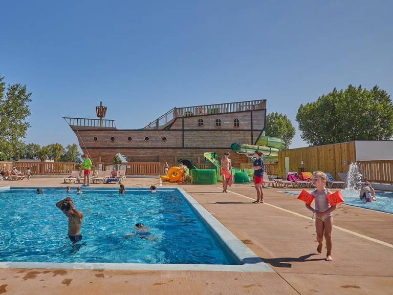 Mobile home with heated pool & terrace — photo 3