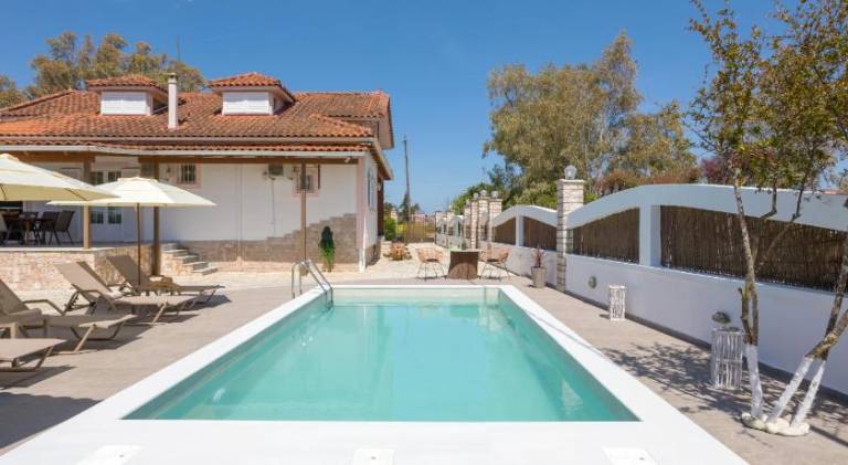 Fully equipped vacation home with yard, terrace & private pool | Good for workation | Dogs allowed in Zakynthos