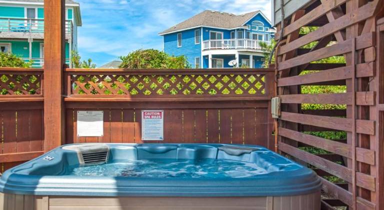 Vacation home with pool & jacuzzi — photo 5