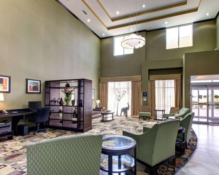 Comfort Suites Waxahachie - Dallas — photo 2