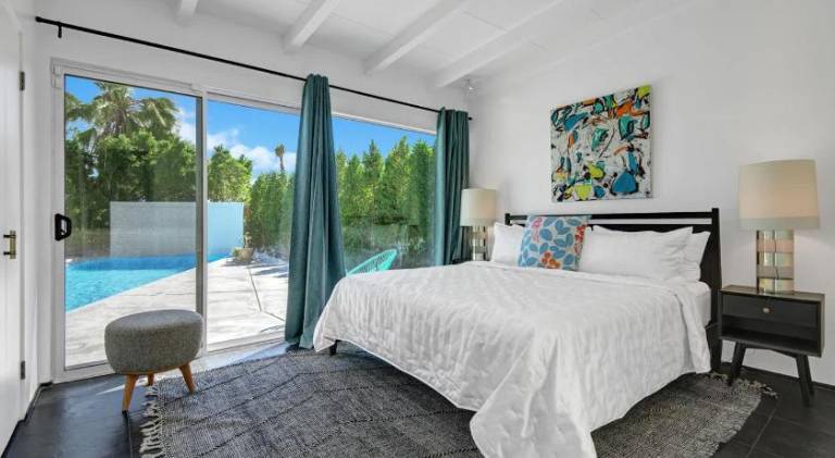 Vacation home with pool — photo 2