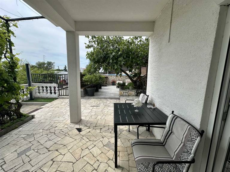 Rental apartment with patio — photo 5