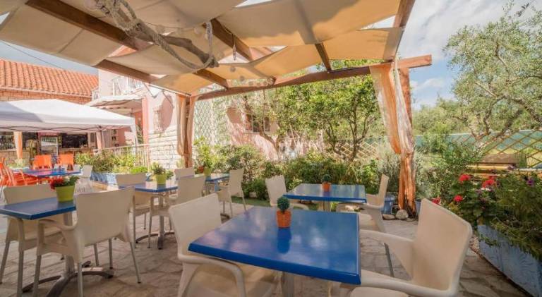 Serviced apartment with pool, patio & grill — photo 4