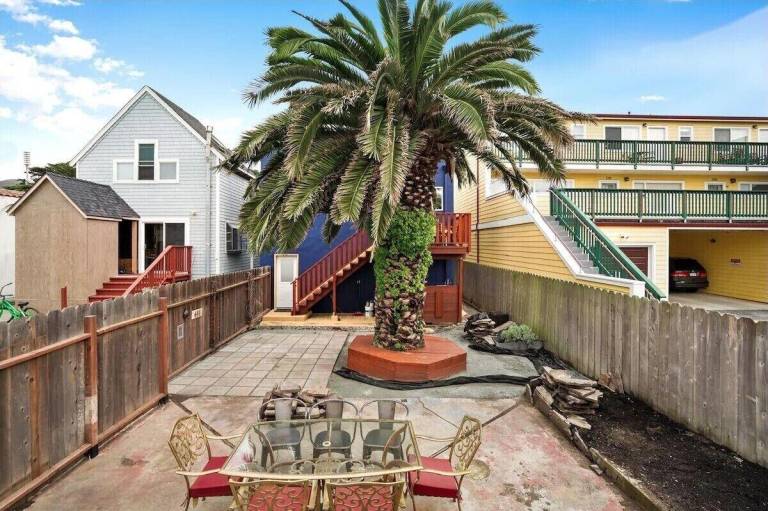 Coast PalmTree Yard 2BR Block from Beach — photo 4