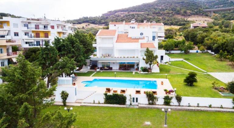 Villa with patio, grill & private pool — photo 5