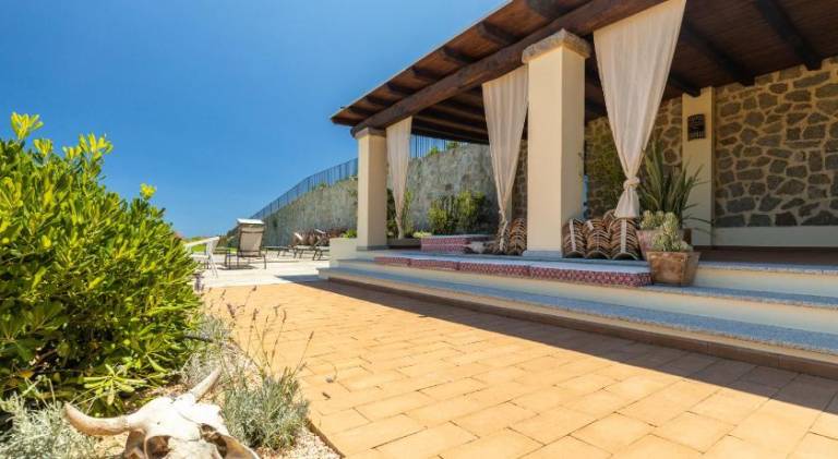 Serviced apartment with pool, patio & yard | Pet-friendly — photo 4