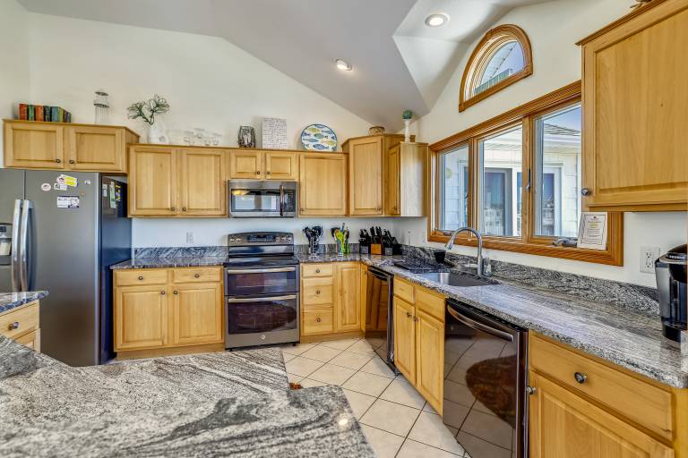 Child-friendly vacation home with barbeque, hot tub & terrace | Water view | Beach nearby | Dogs allowed — photo 5
