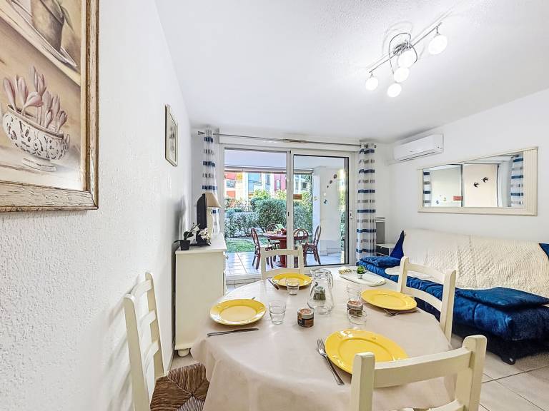 Lovely apartment with patio, yard & pool — photo 3