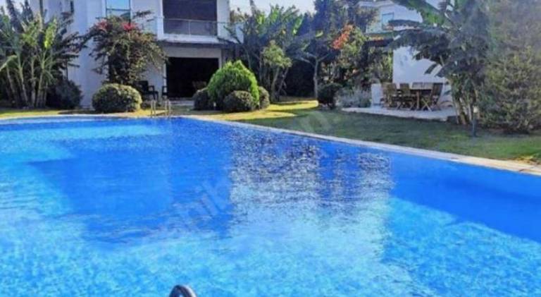 Villa with barbecue, private pool & garden in Cesme