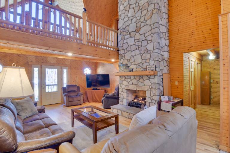 Pets Welcome! Shenandoah Log Home w/ Hot Tub — photo 4