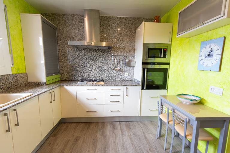 Cozy beach town villa for 8 - no car necessary! — photo 4