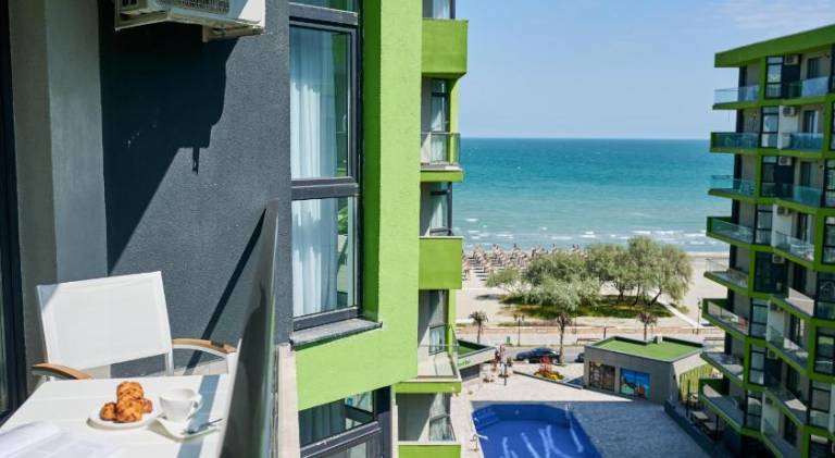 Pleasant holiday apartment with pool & hot tub | Beach nearby | Pets allowed in Constanta