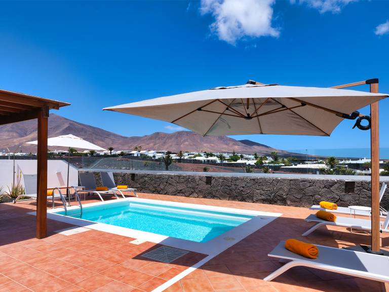 House with barbecue, private pool & garden in Yaiza