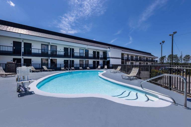 Days Inn & Suites by Wyndham Fayetteville NW Ft Bragg — photo 3