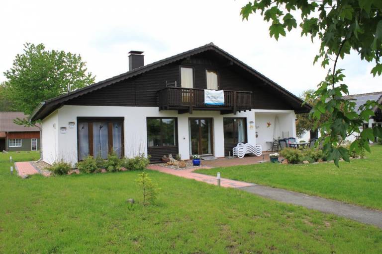 Ferienhaus in Feriendorf Silbersee mit Garten, Terrasse und Grill