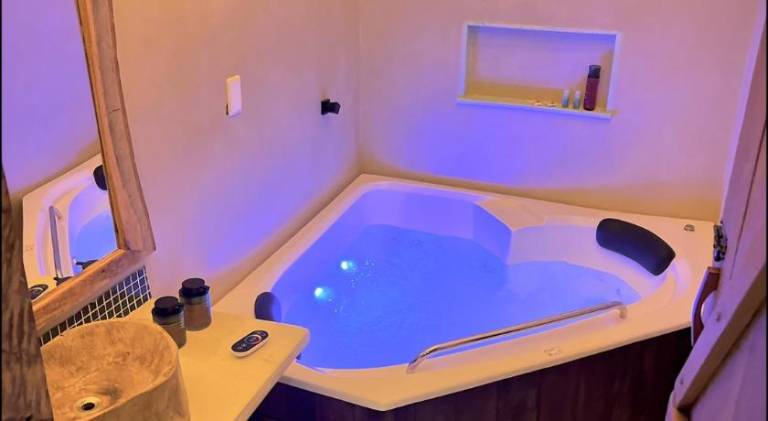 Beautiful house with yard, patio & hot tub | Pets allowed — photo 4