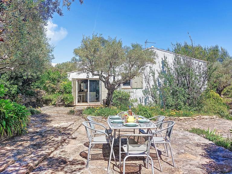 Fully equipped vacation home with private pool, patio & garden | Pets are welcome — photo 4