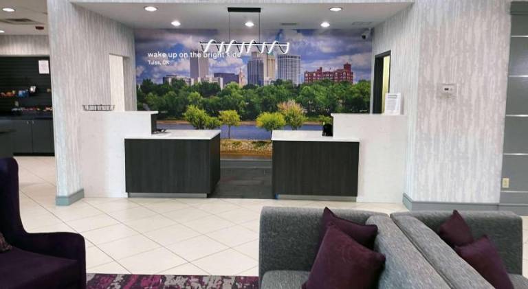 La Quinta Inn & Suites by Wyndham Tulsa Midtown — photo 5