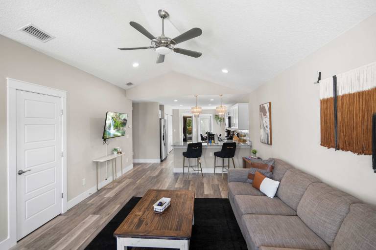Vacation home with BBQ & yard | Perfect for remote work — photo 3