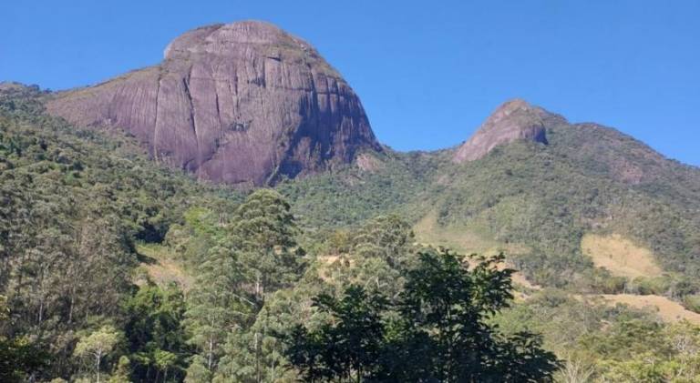 Lodge with hot tub, yard & pool in Nova Friburgo