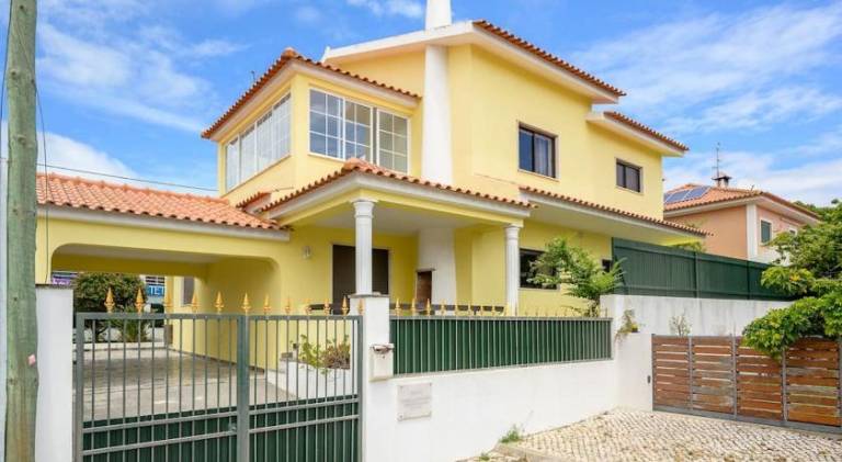 Vacation home with 1 room for 8 persons in Almada