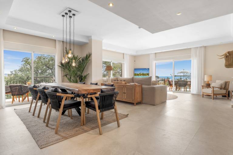 Villa with patio, yard & private pool | Beach view — photo 5