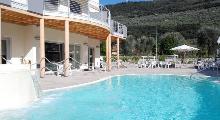 Serviced apartment with garden, jacuzzi & pool | Perfect for remote work | Dogs allowed — photo 3