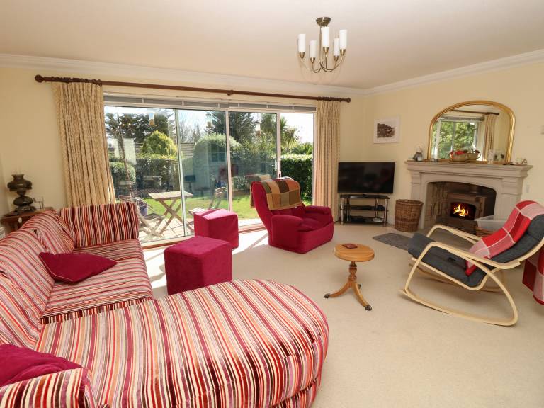 Fully equipped pleasant cottage with yard | Beach view | Pets allowed — photo 3