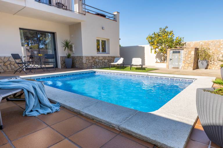 Vacation home with private pool, BBQ & patio — photo 3