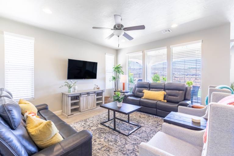 Fully equipped charming vacation home with jacuzzi, heated pool & grill | Mountain view | Pets are welcome in Washington, UT