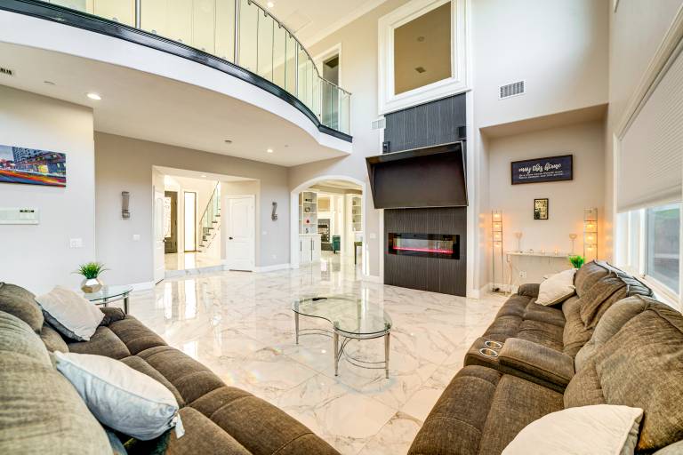 Expansive Riverside Mansion! Luxe, Family Friendly — photo 5