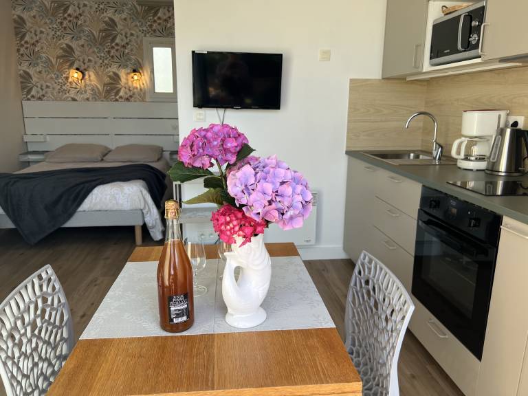 Vacation home with terrace, grill & yard | Beach view | Beach nearby | Pet-friendly — photo 5