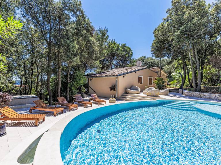 Fully equipped vacation home with private pool, patio & garden | Sea view | Pets allowed — photo 2
