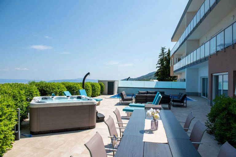 Modern 5-BR Villa for 10 with heated Pool and Jacuzzi — photo 4