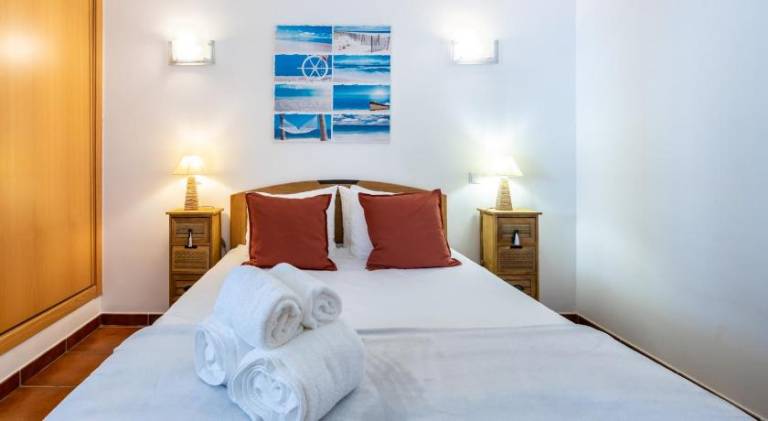 Rental apartment with yard, terrace & pool in Lagos