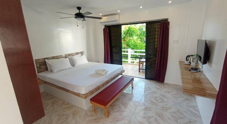 Serviced apartment with pool, patio & garden | Pets are welcome — photo 2