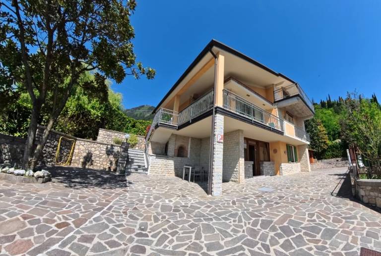 Villa with garden, terrace & private pool | Lake view — photo 5