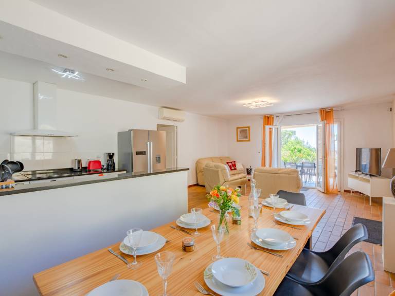 Apartment with garden, terrace & pool | Sea view — photo 2