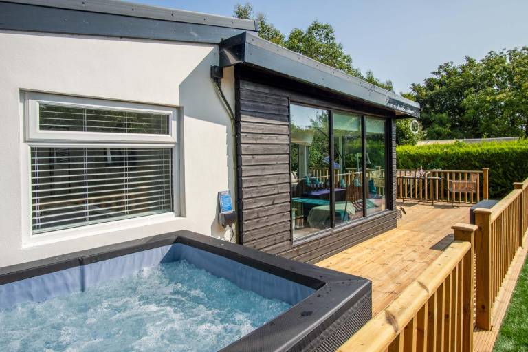 Chalet with fast internet, jacuzzi & grill | Beach view | Dogs allowed — photo 3