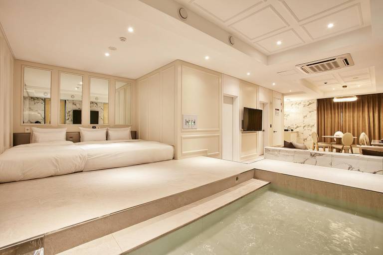 Hotel Wanted